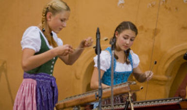 Iris y Katherina están convencidas de las bondades de la enseñanza musical con el salterio, en su caso el hackbrett, que da pautas para innovar y crear nuevas técnicas de aprendizaje. 