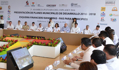En la imagen se observa al Director General de Banobras, Abraham Zamora Torres, acompañado del Gobernador de Tabasco, Arturo Núñez Jiménez, durante la Presentación de los Planes de Municipales de Desarrollo para el estado.