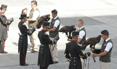 Entrega de cuatro águilas reales al Heroico Colegio Militar