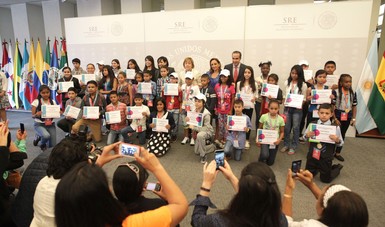 Niñas y niños ganadores del Programa "Escuelas México" que  visitan la Ciudad de México reciben un reconocimiento por la Secretaria de Relaciones Exteriores Claudia Ruiz Massieu
