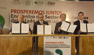 El Secretario acompañado por tres integrantes de los sectores productivos de San Luis Potosí, mostrando los Convenios firmados.