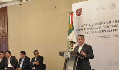En la imagen se observa al Director General de Banobras, Abraham Zamora Torres, en gira de trabajo por Jalisco