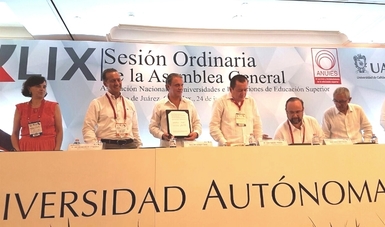 El subsecretario de Prevención y Participación Ciudadana de la Secretaría de Gobernación, Alberto Begné, firma de un convenio de colaboración con la ANUIES