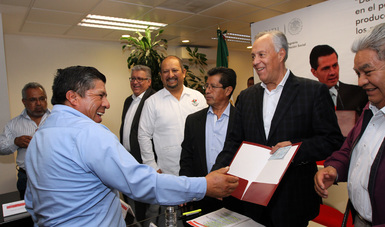 El subsecretario de Desarrollo Agrario, Gustavo Cárdenas Monroy entrega cheques a propietarios de predios que estaban en disputa.