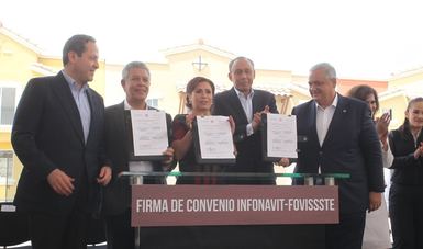 La Titular de la SEDATU, Rosario Robles Berlanga, muestra el convenio entre INFONAVIT y FOVISSSTE.