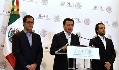 El Secretario de Gobernación, Miguel Ángel Osorio Chong, acompañado por el Subsecretario de Derechos Humanos, Roberto Campa y el Coordinador de Asesores del Secretario, Guillermo Lerdo de Tejada
