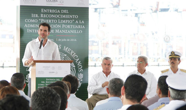 Entrega de reconocimiento a la API Manzanillo como "Puerto Limpio"