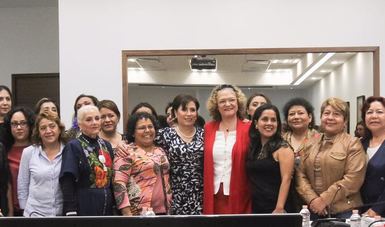 La titular de la SEDATU, Rosario Robles Berlanga, con mujeres integrantes del grupo MIRA Pensadoras Urbanas, con quienes se reunió para analizar sobre el Derecho a la Ciudad y la nueva Agenda Urbana.