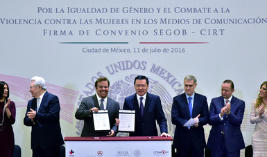 El presidente de la CIRT, Édgar Pereda Gómez y el Secretario de Gobernación, Miguel Ángel Osorio Chong, durante la firma de Convenio
