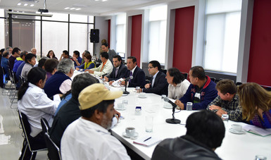 El Subsecretario de Gobierno, Luis Enrique Miranda Nava, encabeza la mesa de diálogo con integrantes de SNTE-CNTE
