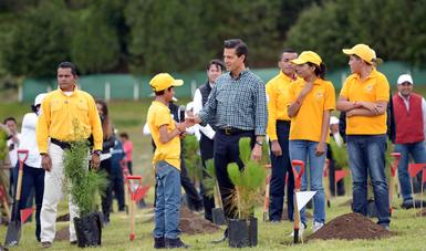 El Primer Mandatario planta árboles con los niños y jóvenes integrantes de "Los Teporingos".