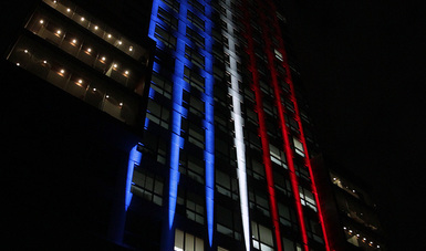 Edificio de la Cancillería iluminado con los colores de la bandera francesa