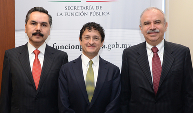 El Secretario de la Función Pública, Virgilio Andrade Martínez (centro), Javier Vargas Zempoaltecatl (izquierda), nuevo Subsecretario de Responsabilidades Administrativas y Contrataciones Públicas, y Julián Olivas Ugalde (derecha) Magistrado del TFJFA.