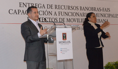 En la imagen se observa al Director General de Banobras, Abraham Zamora Torres. 