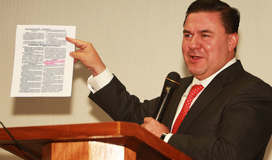 
El director general de la CONADE, Jesús Mena Campos mostró copia del Diario Oficial de la Federación, donde se notifica la creación de la CONADE.