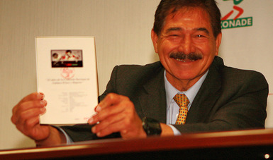 
El doble medallista olímpico Raúl González, muestra la estampilla conmemorativa del 25 Aniversario de la CONADE.