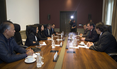 El Secretario de Gobernación, Miguel Ángel Osorio Chong, se reunió con la dirigencia nacional del Partido de la Revolución Democrática, que preside Alejandra Barrales Magdaleno.