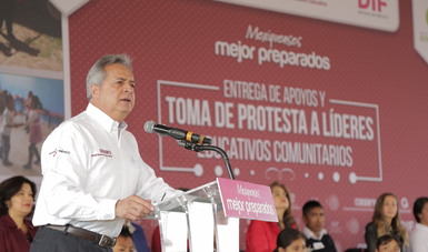 Simón Villar Martínez, director general del Conafe, durante la toma de protesta a LEC del Estado de México.