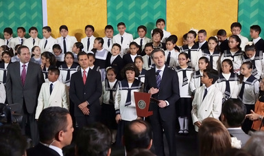 Asiste con el presidente de la República a la inauguración del Ciclo Escolar 2016-2017