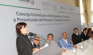 La secretaria Rosario Robles expone ante el auditorio los pormenores del proyecto.