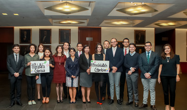 Jóvenes mexicanos con la Subsecretaria para América Latina y El Caribe y la Directora del IMR en la Cancillería