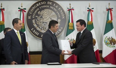 El Secretario de Gobernación, Miguel Ángel Osorio Chong, hace entrega del 4° Informe sobre el estado que guarda la administración pública federal en la Cámara de Diputados
