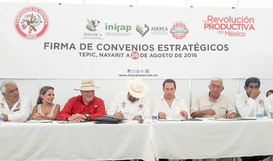 El objetivo de los compromisos firmados es impulsar el desarrollo social del campo mexicano.