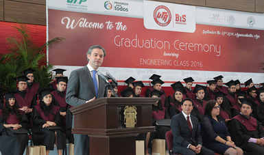 El secretario Aurelio Nuño Mayer asistió a graduación de la primera generación de la Universidad Tecnológica bilingüe El Retoño