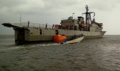 SEMAR brinda apoyo a tripulación, tras incendio del buque tanque “burgos” en inmediaciones del puerto de Veracruz