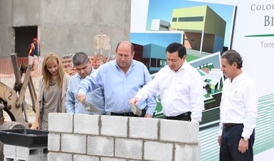 El Secretario de Gobernación, Miguel Ángel Osorio Chong, colocó la primera piedra para la construcción de la Biblioteca Digital
en Torreón, Coahuila
