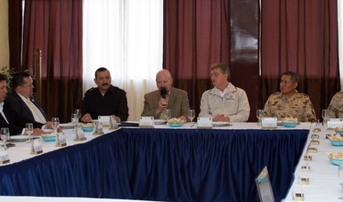 En la reunión, también estuvieron presentes los alcaldes de los cinco municipios del estado, el titular de la CNS se comprometió a brindar capacitación a los responsables de seguridad y policías municipales