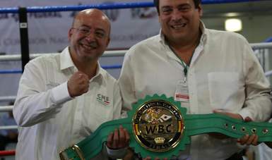 Carlos “El Cañas” Zárate Serna, leyenda del boxeo, Campeón Mundial Gallo del Consejo Mundial de Box de 1976 a 1979, y Padrino también del Programa, reconoció la labor del Comisionado Sales Heredia