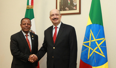 Saludo del Subsecretario de Relaciones Exteriores, Carlos de Icaza con el Ministro de Estado de Asuntos Exteriores de Etiopía, Taye Atske-Selassie