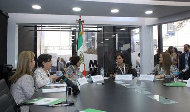 En el Pabellón México, en Ecuador, en su calidad de jefa de la Delegación Mexicana, la secretaria Rosario Robles, escucha la participación de las mujeres ministras de Desarrollo  Urbano de América Latina y el Caribe.