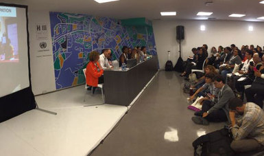 Con atención, los asistentes siguen las intervenciones de los panelistas durante la reunión sobre Ciudades Seguras para las Mujeres.
