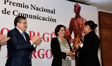 La Teniente María Guadalupe González Romero, Atleta Olímpica Naval, recibe el premio Nacional de Comunicación José Pagés Llergo