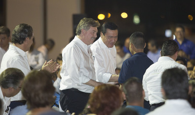 El Secretario de Gobernación, Miguel Ángel Osorio Chong  y el gobernador de Baja California, Francisco Vega de Lamadrid, encabezaron un encuentro con beneficiarios del Pronapred.