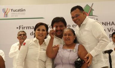 La Titular de la SEDATU entregó a beneficiarios del programa Papelito Habla escrituras para dar certeza jurídica y patrimonial a familias de Mérida, Yucatán,