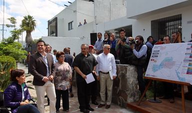 durante una gira de trabajo por Guadalajara, Jalisco, la titular de la SEDATU, Rosario Robles, junto con el gobernador de Jalisco, Aristóteles Sandoval y el subsecretario de Ordenamiento Territorial, Enrique González Tiburcio.