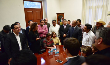 El Subsecretario de Gobierno, René Juárez Cisneros, se reunió con 60 alcaldes del estado de Veracruz, quienes plantearon la problemática que enfrentan por falta de recursos presupuestales.