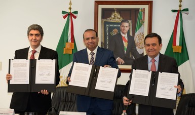 El Procurador Ernesto Nemer y el Secretario del Trabajo y Previsión Social, Alfonso Navarrete, firmaron un convenio de colaboración, teniendo como testigo de honor al Secretario de Economía, Ildefonso Guajardo.