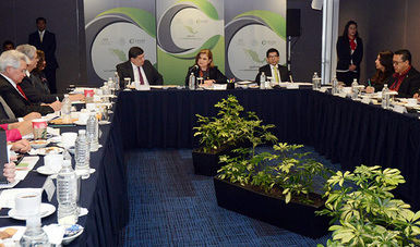Secretaria Arely Gómez en reunión, ella al centro de la mesa y a su alrededor los Contralores escuchándola 