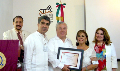La Abogada General de la SAGARPA, Mireille Roccatti, recibió del Parlamento Ciudadano un reconocimiento como La Ciudadana Distinguida de México 2016