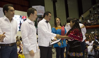 El Secretario de Gobernación entrega certificados de Proyectos Productivos y certificados de Casas de Mujeres Indígenas