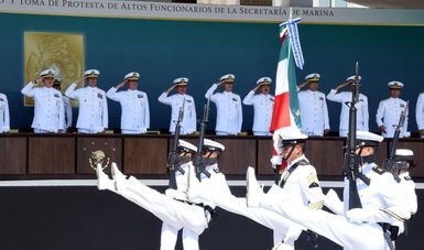 La Secretaría de Marina realiza toma de protesta a altos funcionarios y reconoce a Almirante que pasa a situación de retiro