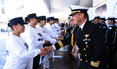 Voluntarias del Servicio Militar Nacional reciben reconocimientos.