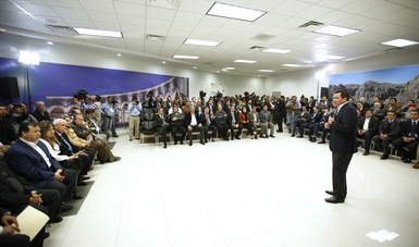 El Secretario de Gobernación, Miguel Ángel Osorio Chong, sostuvo una reunión con empresarios de la entidad