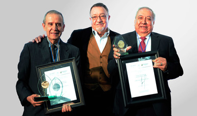 Los galardonados recibieron el Premio de manos del director en jefe del Servicio Nacional de Sanidad, Inocuidad y Calidad Agroalimentaria (SENASICA), Enrique Sánchez Cruz