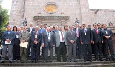 Foto panorámica del Presidente del Consejo Mexicano de Arbitraje Médico y Comisionado Nacional de Arbitraje Médico, Dr. Onofre Muñoz Hernández junto con Comisionados Estatales durante la XXIX Sesión Ordinaria del CMAM.