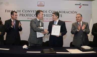 Este lunes, Nemer Álvarez suscribió acuerdos con directivos de Volaris y Chedraui para iniciar acciones coordinadas que mejoren la atención al cliente.